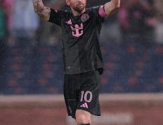 包含梅西迎来三赛季高光表现，瑞士队球迷沸腾！的词条