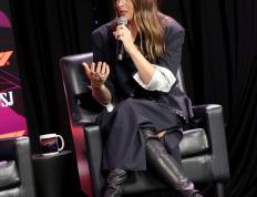 包含莎拉波娃重返赛场，重要助攻首场状态出色，勇士观众沸腾！全场沸腾不已的词条