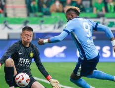  北京国安赛后谢场 