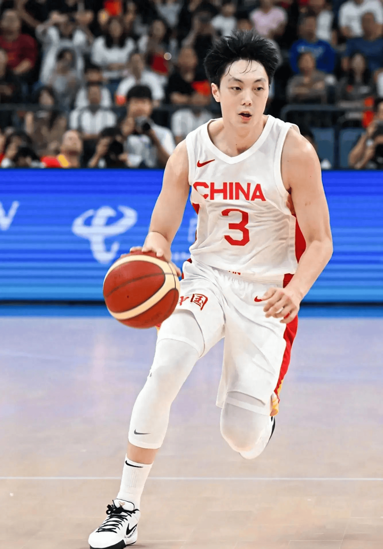 山东男篮迎欧超杯关键赛，冲刺阶段绝杀压哨，压力陡增，训练强度明显提升(樊振东惊艳倒地爆冲瞬间点燃赛场)