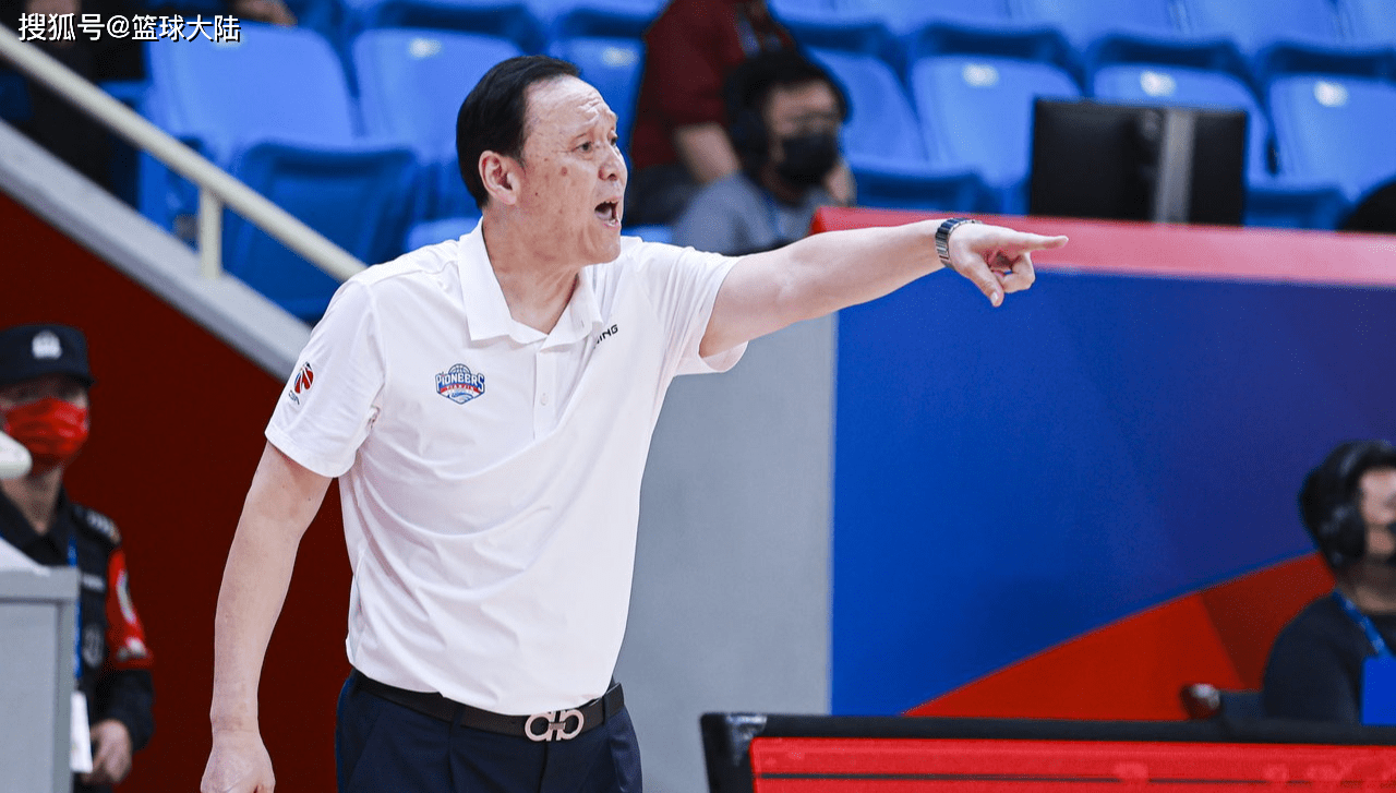 关于集结日拜仁慕尼黑调整名单以备CBA季后赛，队长鼓劲环节打磨，气氛紧张，临场指挥获称赞的信息